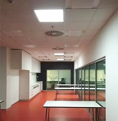 裝配索樂圖導(dǎo)光管的走廊