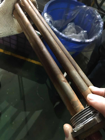 使用沃肯電子除垢儀去除水垢后